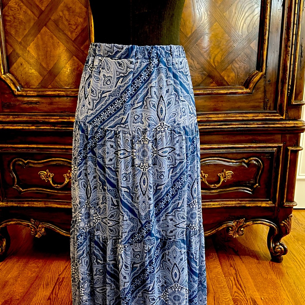 Skyes the Limit Skirt. Blue Shades. Size L.  Excellent Condition